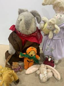 lot 2402 image: Stuffed toys