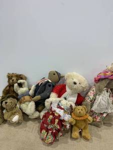 lot 2403 image: Stuffed toys