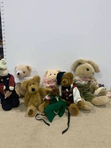lot 2404 image: Stuffed toys