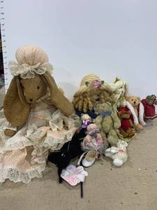 lot 2408 image: Stuffed toys