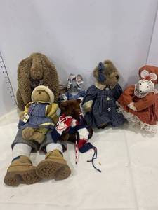 lot 2412 image: Stuffed toys