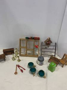 lot 2417 image: Doll house decor