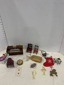 lot 2418 image: Doll house Decor and more