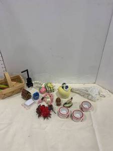 lot 2421 image: Doll house Decor and more