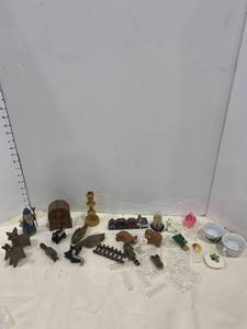 lot 2423 image: Dollhouse Decor and more