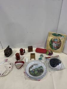 lot 2424 image: Doll house decor and more