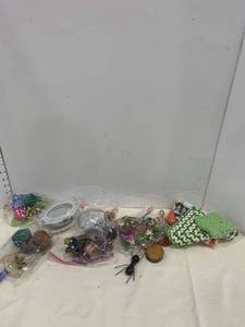 lot 2425 image: Dollhouse decor and more