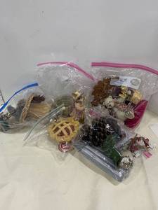 lot 2452 image: Dollhouse items and more