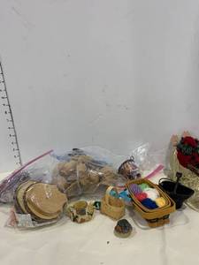 lot 2471 image: Dollhouse items and more