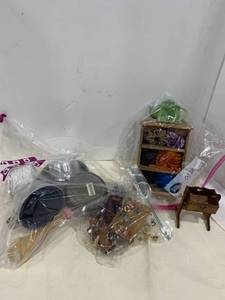 lot 2475 image: Dollhouse items