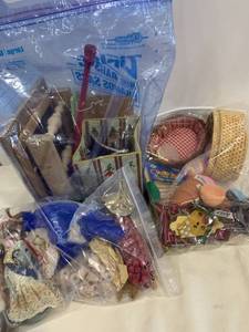 lot 2485 image: Dollhouse items and craft items