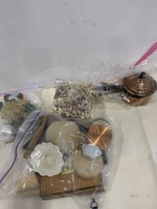 lot 2489 image: Doll house items and shells