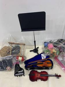 lot 2492 image: Dollhouse items and more