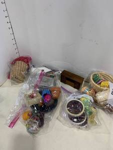 lot 2513 image: Dollhouse items