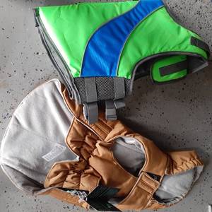 lot 3073 image: (2) Pet life vests. Both are approximately size med