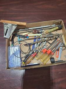 lot 4009 image: Chisels, screwdrivers, more