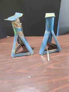 lot 4013 image: Floor jacks
