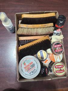 lot 4019 image: Shoe shine items