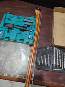 lot 4023 image: Drill bits and screwdriver set