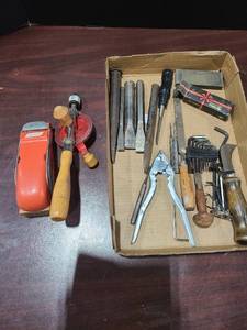 lot 4029 image: Chisels, hand drill, Allen wrenches, more