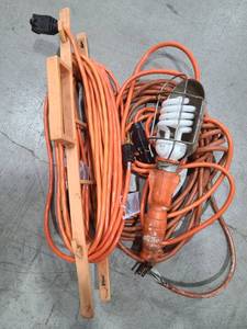 lot 4054 image: Extension cords with trouble light