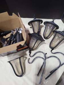 lot 4100 image: Yard lights and accessories