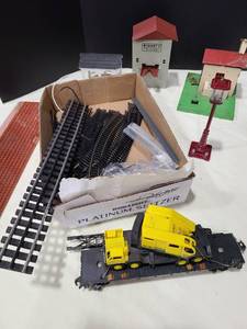 lot 4103 image: Lamp post for a Lionel train set, other train set items