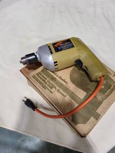 lot 4114 image: Black and Decker electric drill