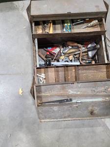 lot 4118 image: Is toolbox with contents