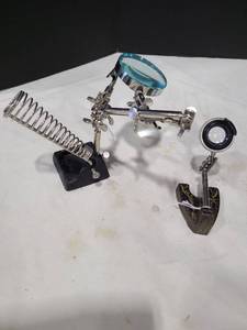 lot 4129 image: Hands free magnifier soldering station