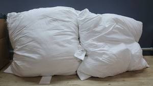 lot 33379 image: Lot of 2 Square Pillows, 2626