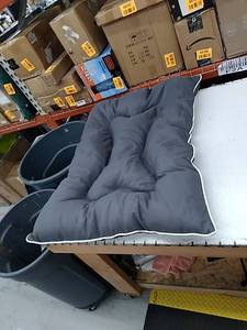 lot 44274 image: Amazon Basics Pet Bed