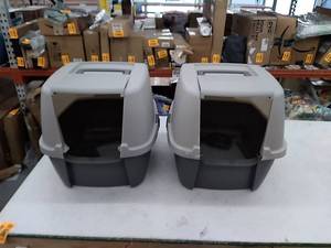 lot 44518 image: 2 - Covered litter boxes with door and scoop