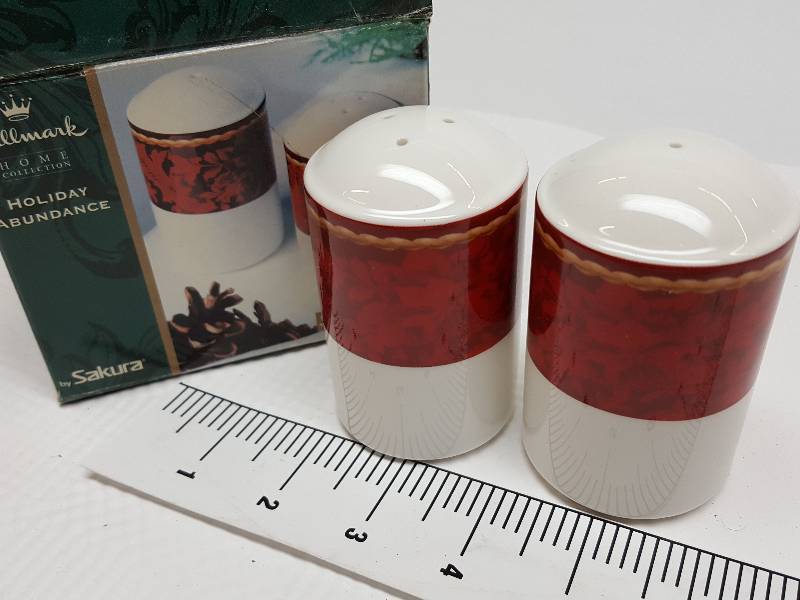 lot 8471 image: Ceramic salt and pepper shakers from the Hallmark Home Collection Holiday Abundance