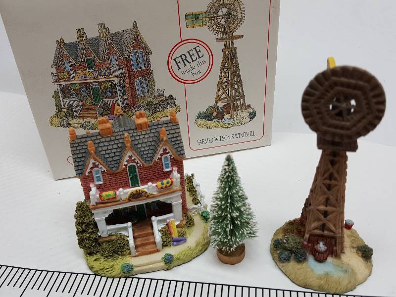 lot 8472 image: 3 piece ceramic Christmas table top decorative for the holidays
