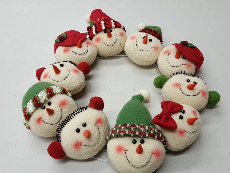 lot 8421 image: Snowman wreath 16 OD or can be used on tabletop