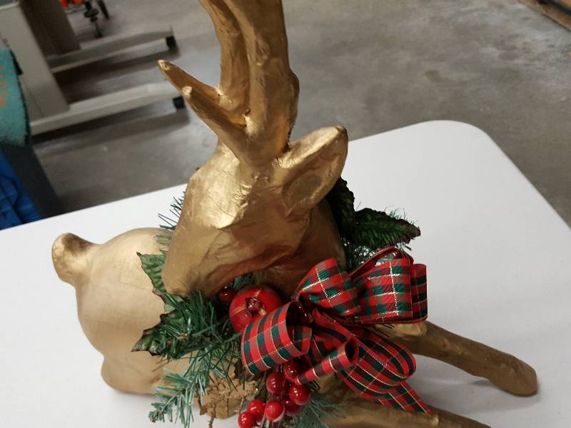 lot 8435 image: Reindeer decor