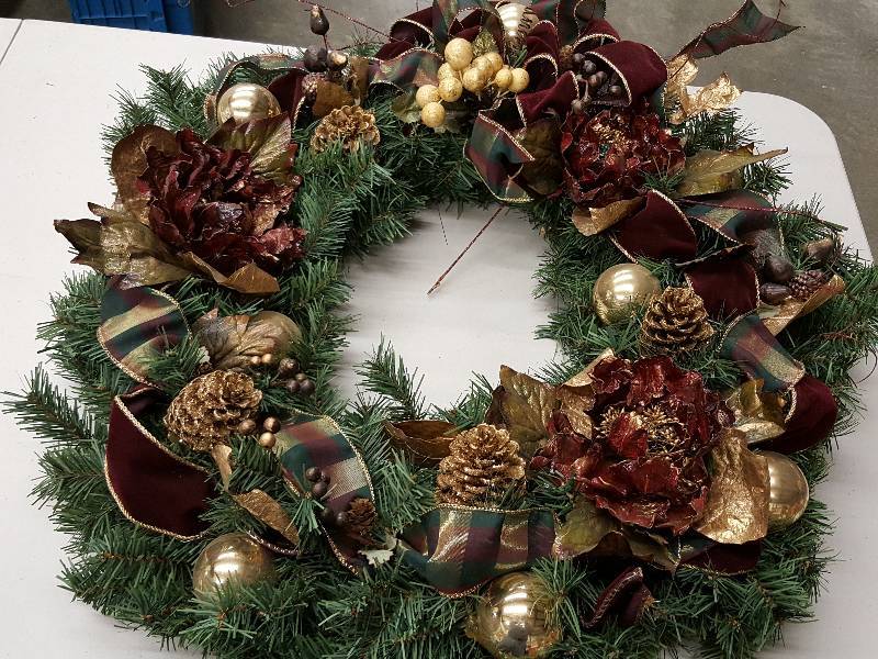 lot 8442 image: Beautiful 26 OD Christmas Wreath