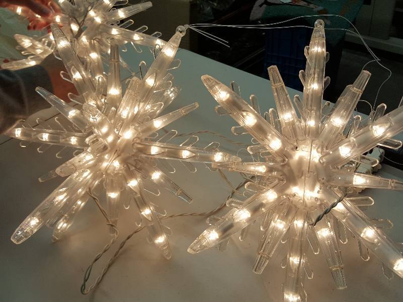 lot 8363 image: 4 Total 14 3D Lighted Hanging Star Snow Flakes
