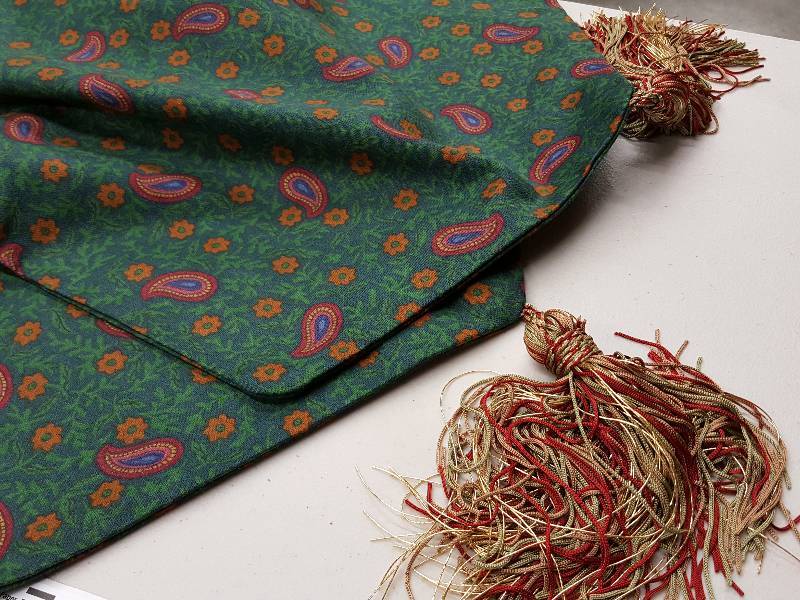 lot 8368 image: 72 Table cloth runner with 7 matching 17x13 place mats