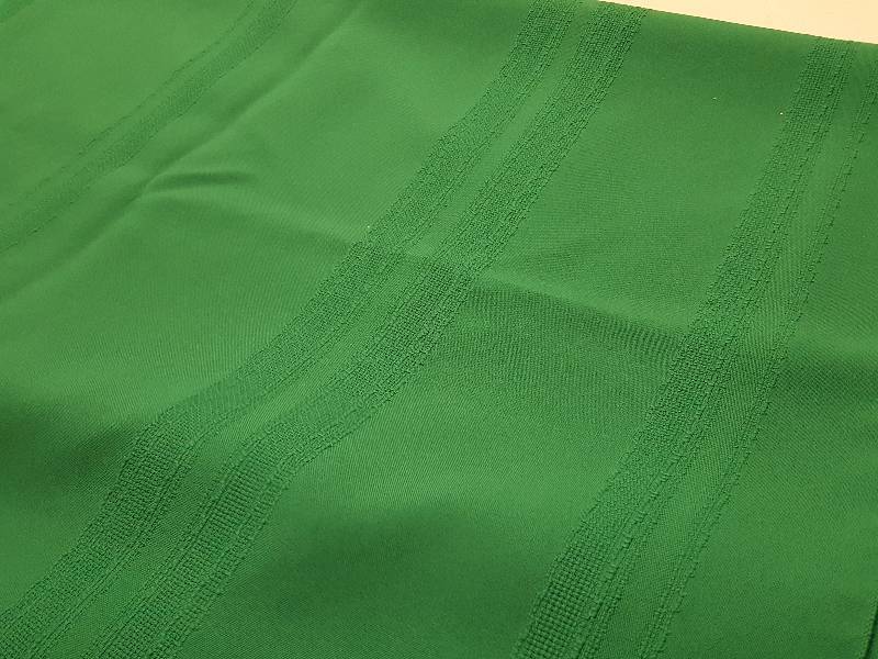 lot 8369 image: Like new no stains green table cloth 85x60 Great for holidays