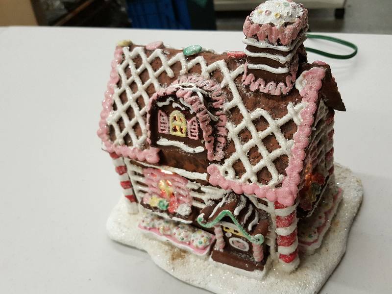 lot 8370 image: Lighted Gingerbread House