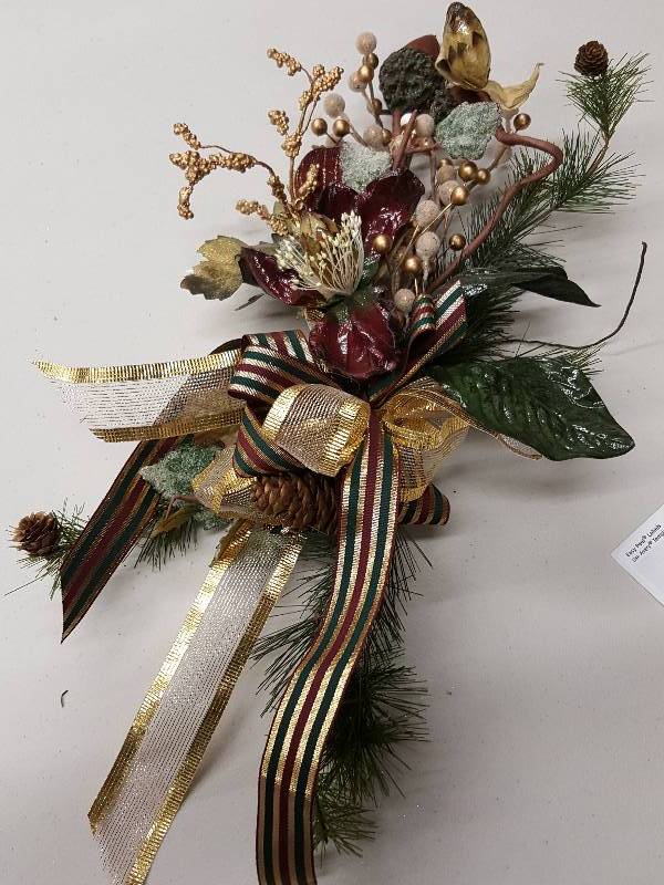 lot 8374 image: Christmas decor which can attach to a candle albra or hang on wall