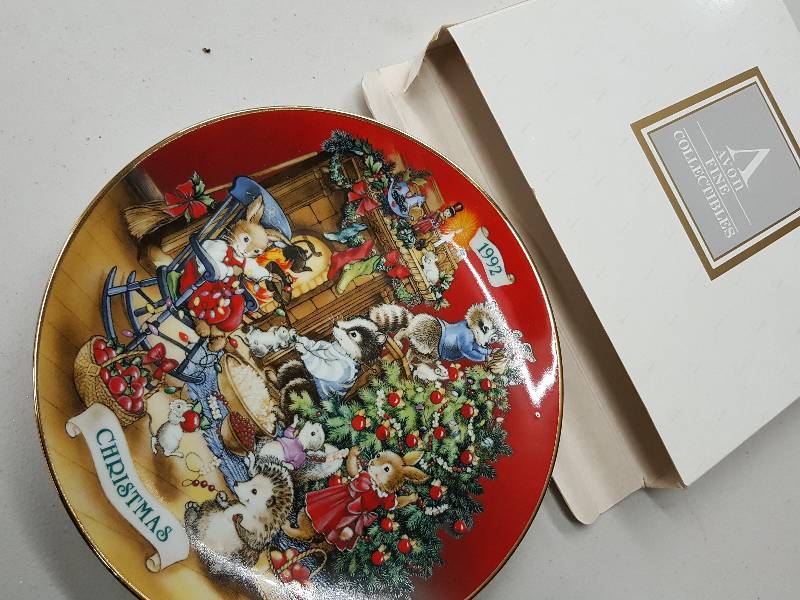 lot 8375 image: 1992 Avon Collectible Christmas Plate