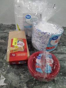 lot 30220 image: Disposable Lunch Products Bundle (4pcs)  (See photos)  (SOLD AS IS)