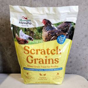 lot 139013 image: Manna Pro Mixed Grains Scratch Chicken Feed - 10 Pound Bag
