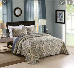 lot 10 image: KING SIZE MarCielo Lightweight 3 Piece Quilt and 2 Pillowsham Set