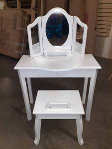 lot 19 image: White Childrens Vanity and Vanity Stool