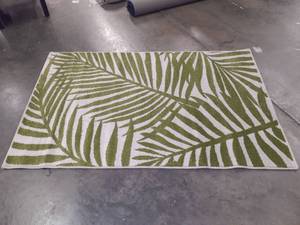 lot 23 image: 3ft 3in x 5ft 3in Leaf Design Area Rug