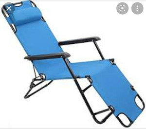 lot 46 image: Folding Blue Outdoor Lounge Chair
